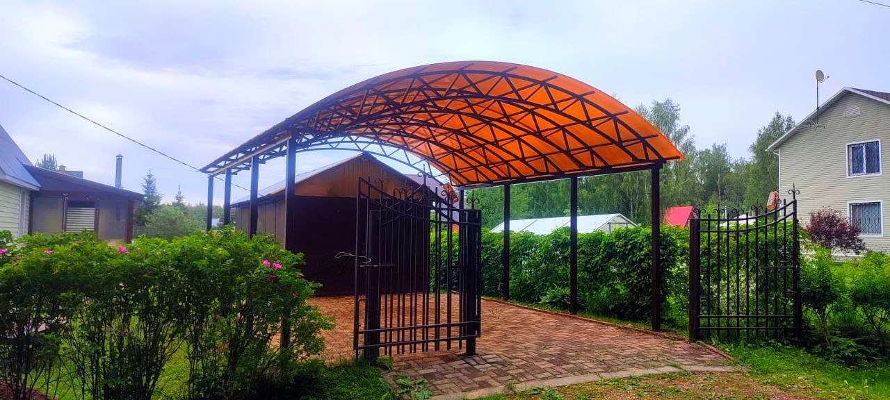 Арочный автонавес с поликарбонатом для дачи Современный автонавес с крышей из поликарбоната