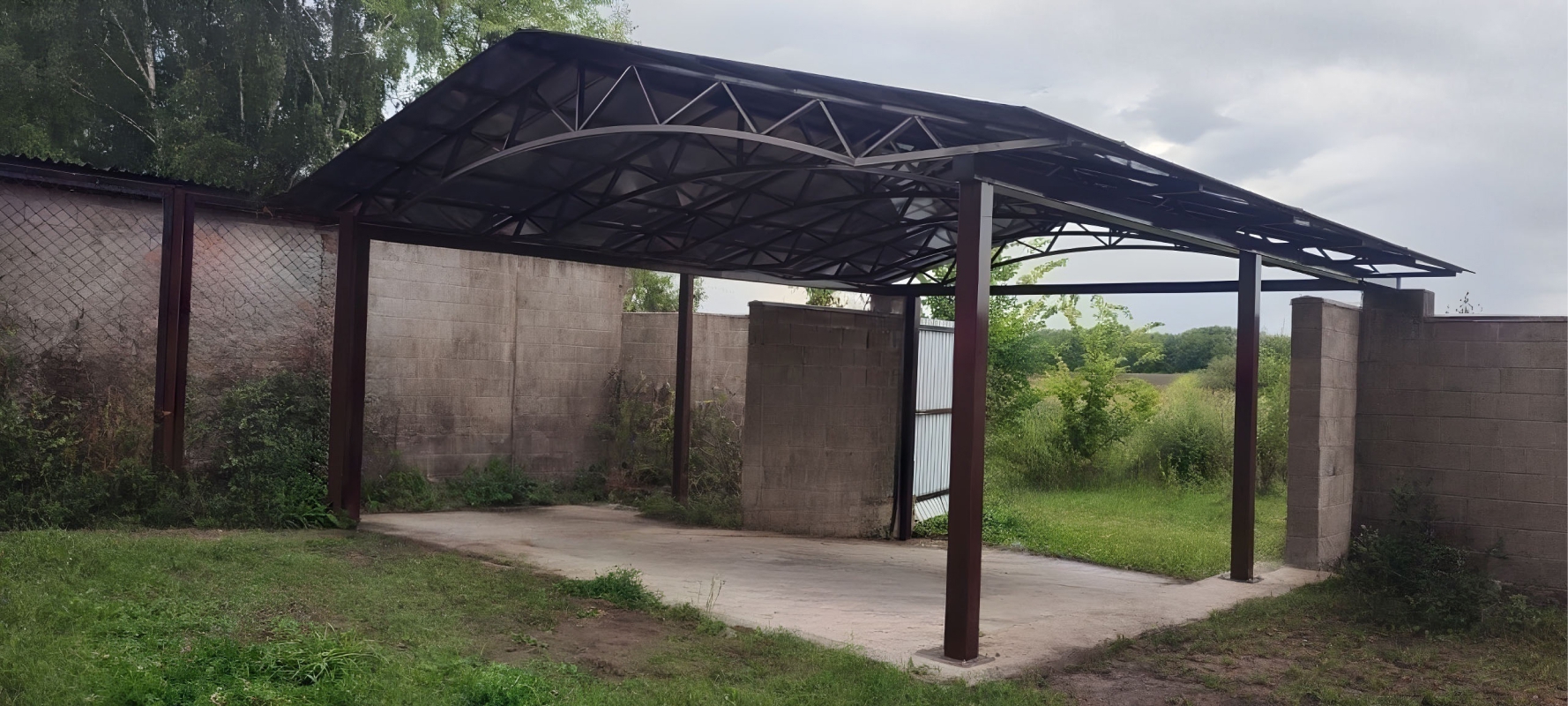 Закрытый навес с односкатной крышей из поликарбоната