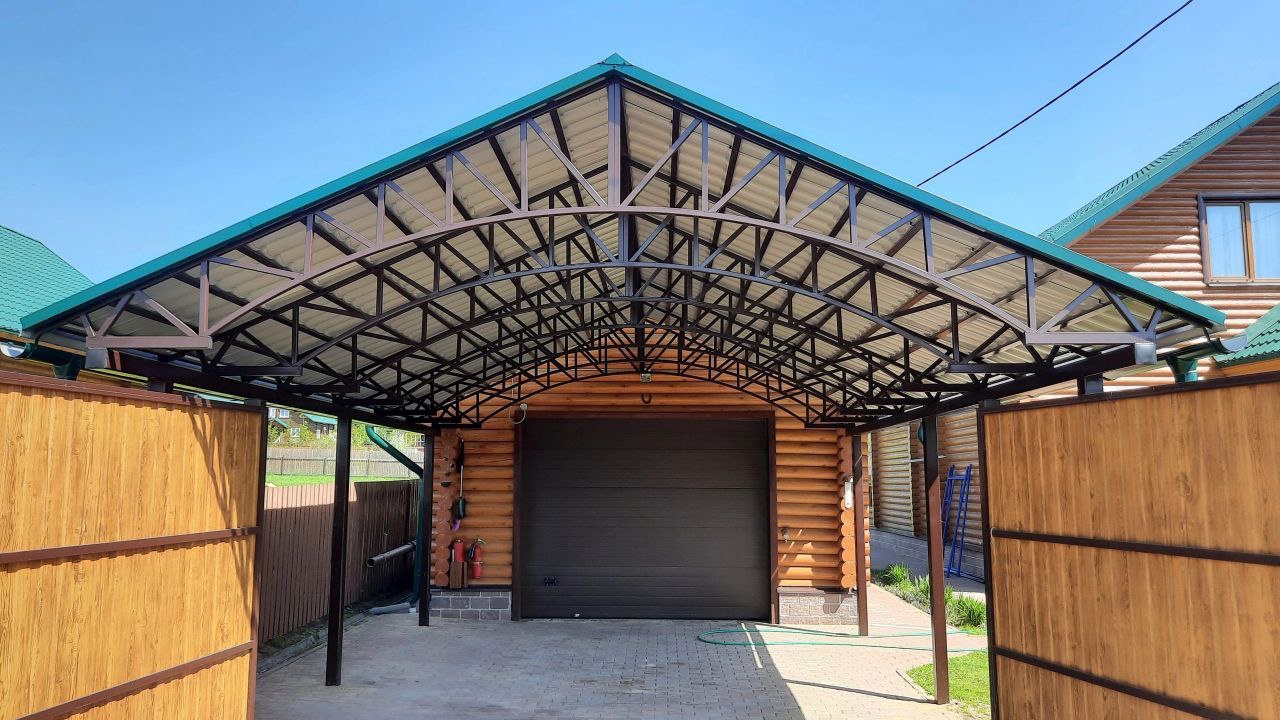 Односкатный автонавес из поликарбоната в стиле хай-тек для автомобиля